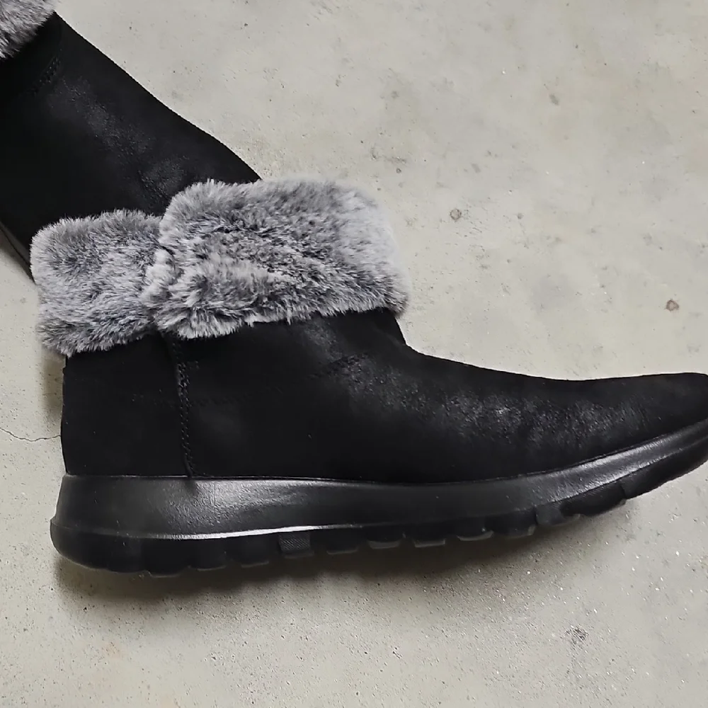 Nwt Skechers Women's Black Winter Boots with Gray Faux Fur - Picture 3 of 4